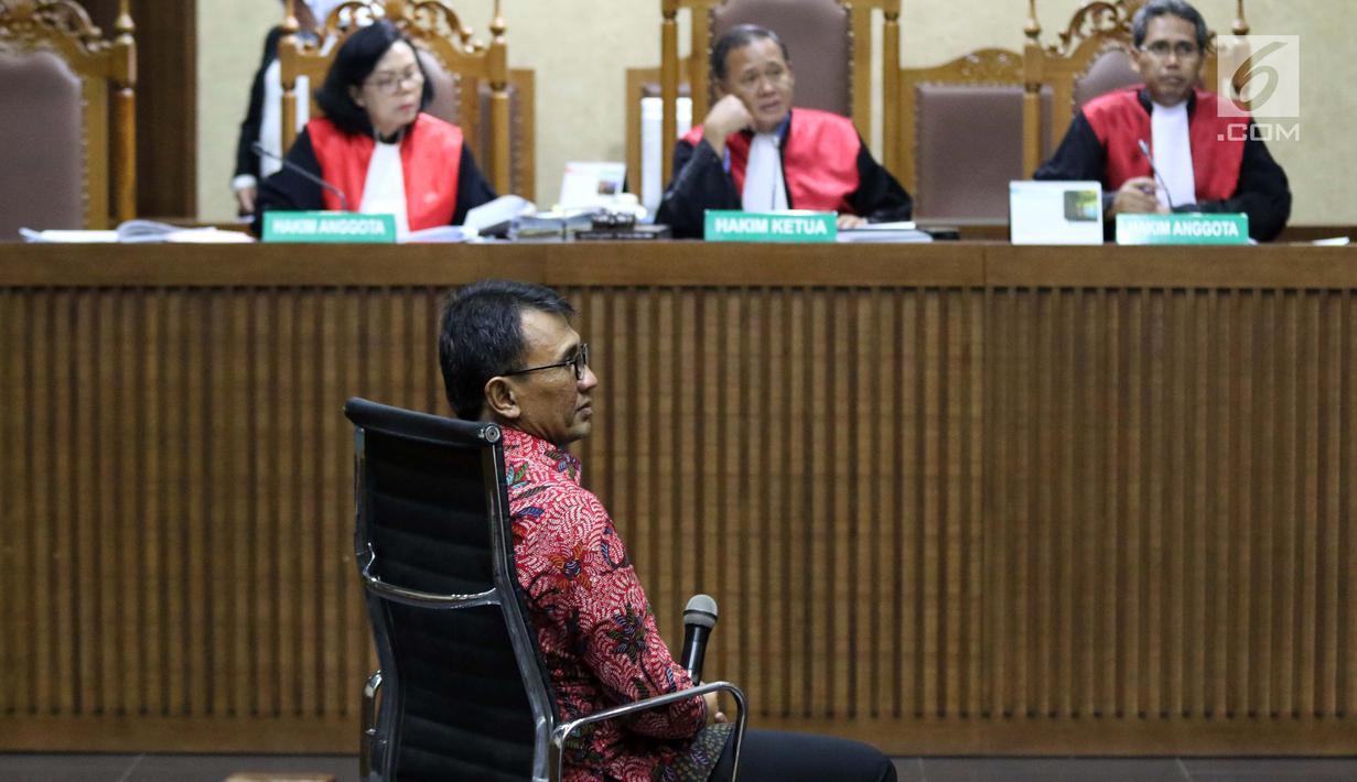 Mantan Gubernur Sumatera Utara, Gatot Pujo Nugroho saat menjadi saksi pada sidang lanjutan kasus dugaan suap ketok palu DPRD Sumut periode 2009-2014 di Pengadilan Tipikor, Jakarta, Rabu (27/2). (Liputan6.com/Helmi Fithriansyah)