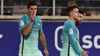 Satu gol Luis Suarez (kiri) saat melawan Eibar membuat dirinya sejajar dengan Lionel Messi dalam perburuan pencetak gol terbanyak di La Liga. Luis Suarez telah mengoleksi 15 gol hingga pekan ke-19. (AP/Alvaro Barrientos)