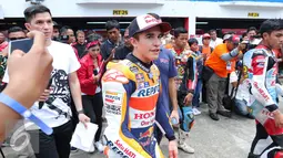 Marc Marquez saat berada di sirkuit Sentul untuk memberikan coaching clinic, Jawa Barat, Selasa (25/10). Marquez tiba di Indonesia sejak Senin malam 24 Oktober 2016, tanpa didampingi rekannya, Dani Pedrosa (Liputan6.com/Angga Yuniar)