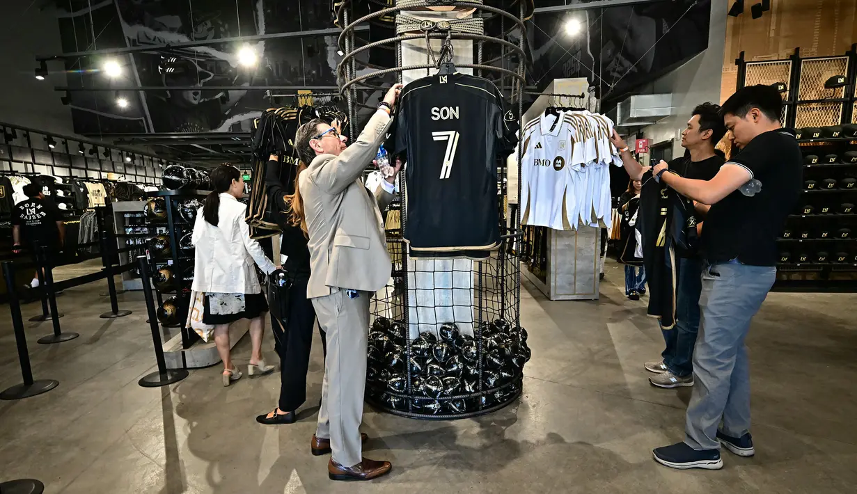 Sejumlah fans Los Angeles FC tengah berburu jersey pemain baru mereka, Son Heung-min di toko ofisial yang terletak di BMO Stadium, Los Angeles, Amerika, Rabu (06/08/2025). (AFP/Frederic J. Brown)