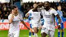 Pemain Real Madrid, Lucas Vazquez (kiri) melakukan selebrasi setelah mencetak gol kemenangan timnya ke gawang Deportivo Alaves pada laga pekan ke-18 Liga Spanyol 2023/2024 di Mendizorroza Stadium, Vitoria, Spanyol, Jumat (22/12/2023) dini hari WIB. (AFP/Ander Gillenea)