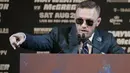 Conor McGregor terus memberikan peringatan kepada Floyd Mayweather Jr. jelang duel saat konferensi pers di MGM Grand, Las Vegas, (23/8/2017). (AP/John Locher)