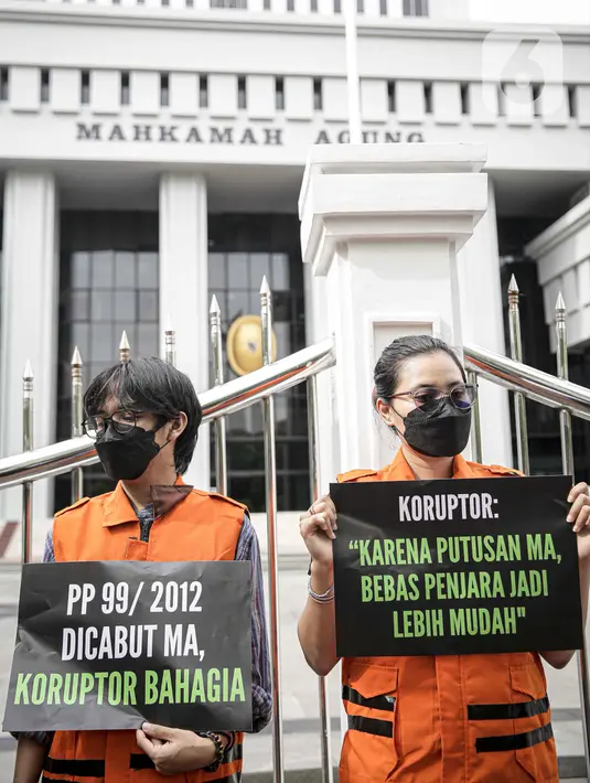 Aktivis ICW menggelar aksi di depan Gedung Mahkamah Agung, Jakarta, Senin (8/11/2021). Aksi ini buntut dari MA yang mengeluarkan putusan kabul atas permohonan uji materi terhadap PP 99 Tahun 2012 tentang Syarat dan Tata Cara Pelaksanaan Hak Warga Binaan Pemasyarakatan. (Liputan6.com/Faizal Fanani)