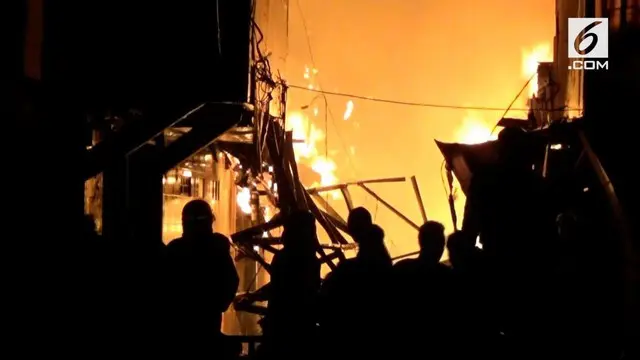 Kebakaran terjadi di kawasan permukiman Tomang, Jakarta Barat. Akibat dilalap api, puluhan rumah ludes terbakar.
