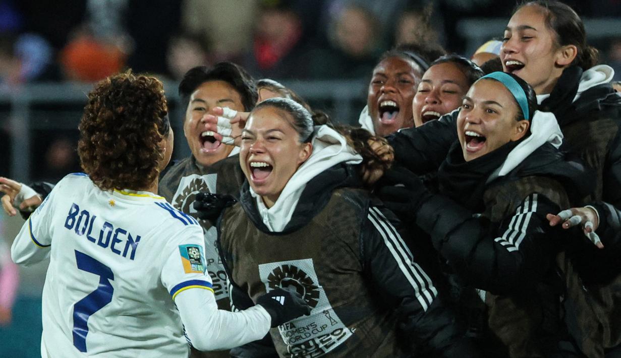 Selebrasi pemain Timnas Filipina putri, Sarina Bolden (kiri), setelah menjebol gawang Selandia Baru dalam pertandingan lanjutan grup A Piala Dunia Wanita 2023 yang berlangsung di Stadion Regional Wellington, Selasa (25/7/2023). (AFP/Marty Melville)