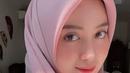 Bila diperhatikan dengan saksama, Nabilah eks JKT48 mencuri perhatian gaya penampilannya dengan berhijab. Aura kecantikan Nabilah semakin terpancarkan dengan hijab warna merah muda yang dikenakannya. (Liputan6.com/IG/@nblh.ayu)