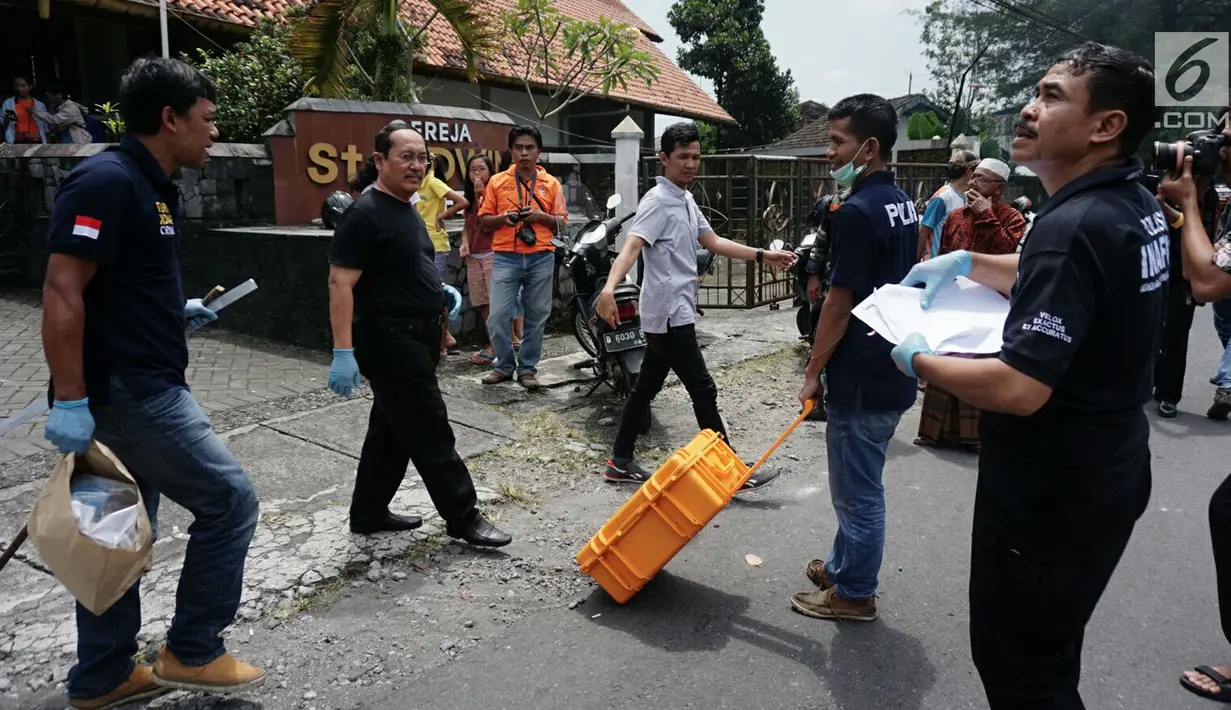Polisi mengumpulkan barang bukti dalam oleh atempat kejadian perkara  (TKP) penyerangan Gereja Santa Lidwina Bedog, Trihanggo, Sleman, Yogyakarta, Minggu (11/2). (Liputan6.com/Arya Manggala)