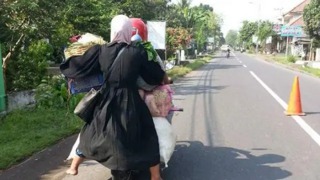 7 Potret Orang Boncengan Bawa Muatan Ini Malah Bikin Kasian