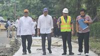 Wakil Wali Kota Tangerang Selatan Pilar Saga Ichsan tengah memantau progres pembangunan jalan.