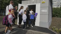 Mereka tetap bersekolah meski Kyiv dihantam rentetan rudal Rusia pada pagi hari, menyebabkan kebakaran, kerusakan bangunan, dan objek infrastruktur. (AP Photo/Andrii Marienko)