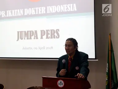 Ketua PB Ikatan Dokter Indonesia (IDI) Ilham Oetama Marsis meyampaikan keterangan pers di kantor IDI, Jakarta, Senin (9/4). Dalam kesempatan itu IDI menjelaskan tentang pemberitaan mengenai dokter Terawan. (Liputan6.com/JohanTallo)