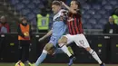 Pergerakan Immobile yang coba dihadang Diego Laxalt pada laga semifinal Coppa Italia yang berlangsung di stadion Olimpico, Roma, Rabu (27/2). AC Milan bermain imbang 0-0 kontra SS Lazio. (AP Newsroom)