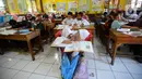 Walau secara fisik berdempet, dan mungkin oleh sebagian orang dianggap tidak normal, keduanya ternyata sekolah di sekolah formal. (merdeka.com/Arie Basuki)