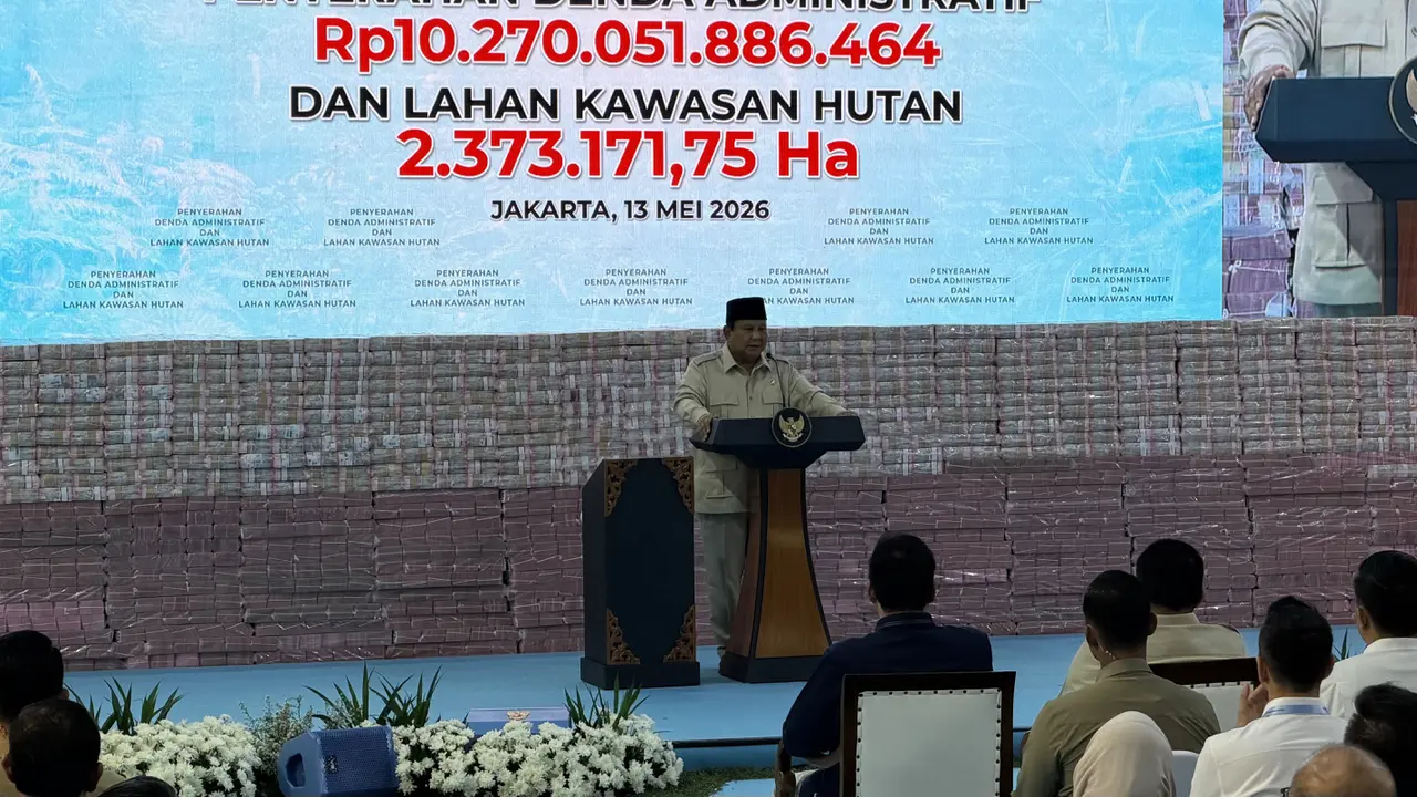 Presiden Prabowo Subianto saat menghadiri Penyerahan Denda Administratif dan Lahan Kawasan Hutan di Kejaksaan Agung (Kejagung) Jakarta Selatan, Rabu (13/5/2026).