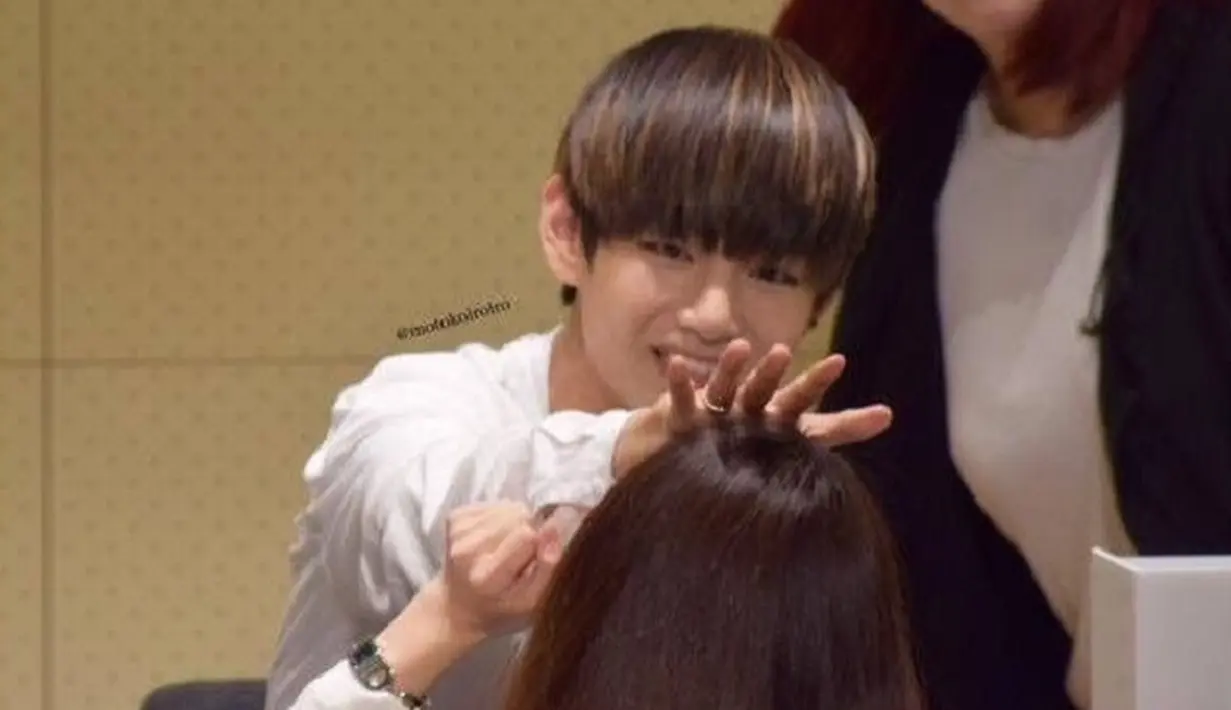 Cewek mana sih yang gak meleleh saat diperlakuin seperti ini oleh V BTS. (Foto: aminoapps.com)