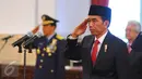 Presiden Joko Widodo memberi hormat saat menghadiri pelantikan Marsekal Madya Hadi Tjahjanto sebagai Staf Angkatan Udara (Kasau) di Istana Negara, Jakarta, Rabu (18/1). (Liputan6.com/Angga Yuniar) 