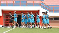 Para pemain Malut United menjalani sesi latihan resmi di Stadion Kebo Giro, Boyolali, Jawa Tengah, Kamis (7/12/2023) jelang menghadapi Nusantara United. (Dok. Malut United)