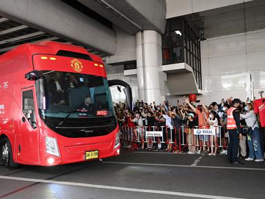 Ratusan penggemar Manchester United Football Club asal Thailand bersorak menyambut kedatangan skuad Setan Merah, Sabtu (9/7/2022) di bandara Bangkok, Thailand. (AFP/Manan Vatsyayana)
