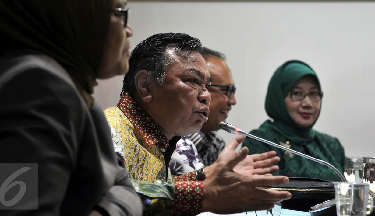 Ketua F-PPP Hasrul Azwar menjawab kabar ditangkapnya politikus PPP Ivan Haz terkait narkoba, di Jakarta, Selasa (23/2). Sedianya, putra mantan wapres Hamzah Haz itu diperiksa sebagai tersangka kasus penganiayaan PRT. (Liputan6.com/Johan Tallo)