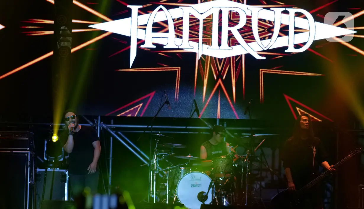 Grup band rock Jamrud beraksi dalam konser musik The 90's Festival di Jakarta, Sabtu (23/11/2019). Ada delapan lagu yang dibawakan Jamrud 90’s Festival Day 1, diantaranya Surti Tejo, Pelangi di Matamu, Selamat Ulang Tahun, dan ditutup dengan lagu Putri. (Liputan6.com/Herman Zakharia)