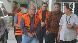 Tiga tersangka anggota DPRD Jambi Gusrizal, Elhelwi dan Sufardi Nurzain bersiap menjalani pemeriksaan di gedung KPK, Jakarta, Rabu (20/11/2019). Berkas perkara ketiganya terkait kasus ketok palu RAPBD tahun 2017 dan RAPBD 2018 telah lengkap (P21) dan siap untuk disidangkan. (merdeka.com/Dwi Narwoko)