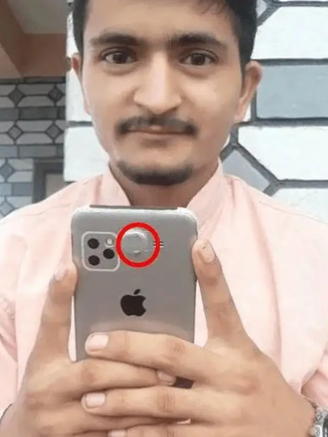 6 Potret Kocak Orang Mau Pamer iPhone Ini Bikin Geleng Kepala