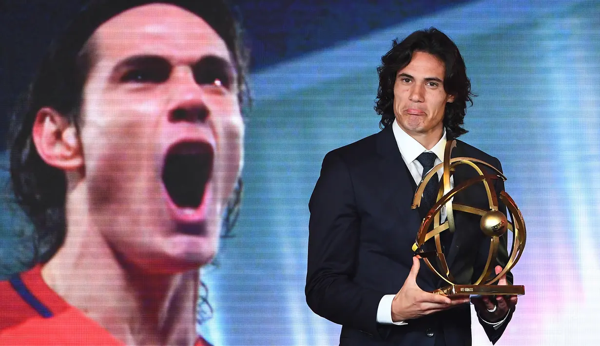 Penyerang PSG Edinson Cavani bereaksi seusai menerima trofi Pemain Terbaik Liga Prancis pada upacara penghargaan yang digelar UNFP di Paris, Senin (15/5). Penghargaan ini jadi yang pertama untuk Cavani sejak datang ke Prancis 2013 silam. (FRANCK FIFE/AFP)