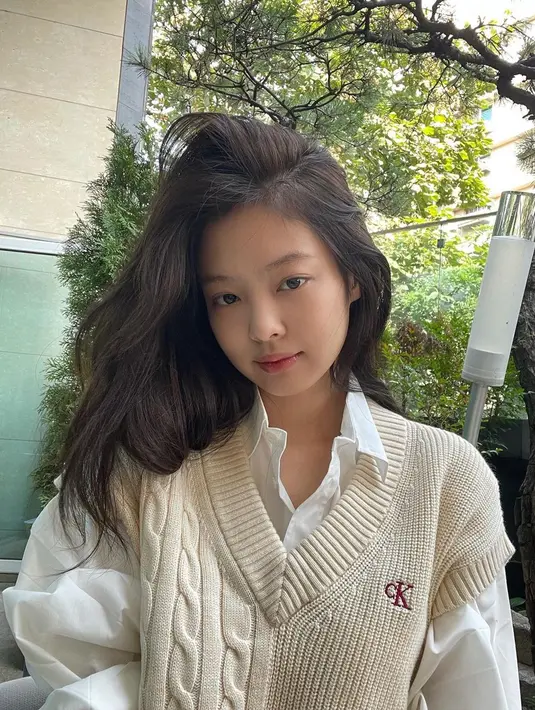 Gaya kasual wanita yang baru saja merilis sebuah mobil berdesain khusus yang berkolaborasi dengan Porsche ini juga curi perhatian netizen. Menggunakan kemeja putih yang dipadukan sweater rajut, penampilan Jennie terlihat begitu santai namun tetap menawan. (Liputan6.com/IG/@jennierubyjane)