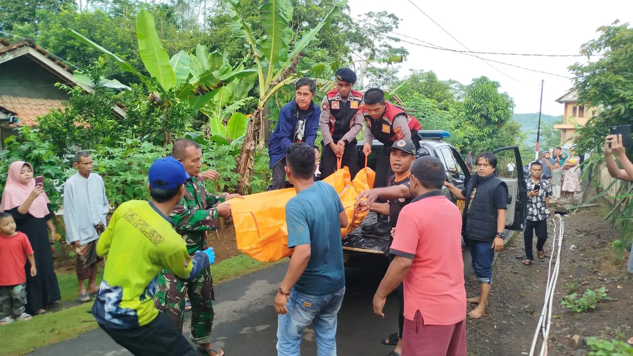 Tim SAR gabungan berhasil menemukan Ratim (42), pemancing yang dilaporkan hanyut di Sungai Cipalu, Cipatujah, Tasikmalaya, Rabu (2/4/2025) petang lalu, di muara sungai Pasangrahan Desa Ciandum. (Liputan6.com/Jayadi Supriadin)