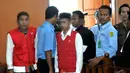 Para tersangka ini terlihat tegang saat menjalani sidang perdana mereka terkait kasus pelecehan seksual siswa JIS, Jakarta, Rabu (27/8/2014) (Liputan6.com/Johan Tallo)