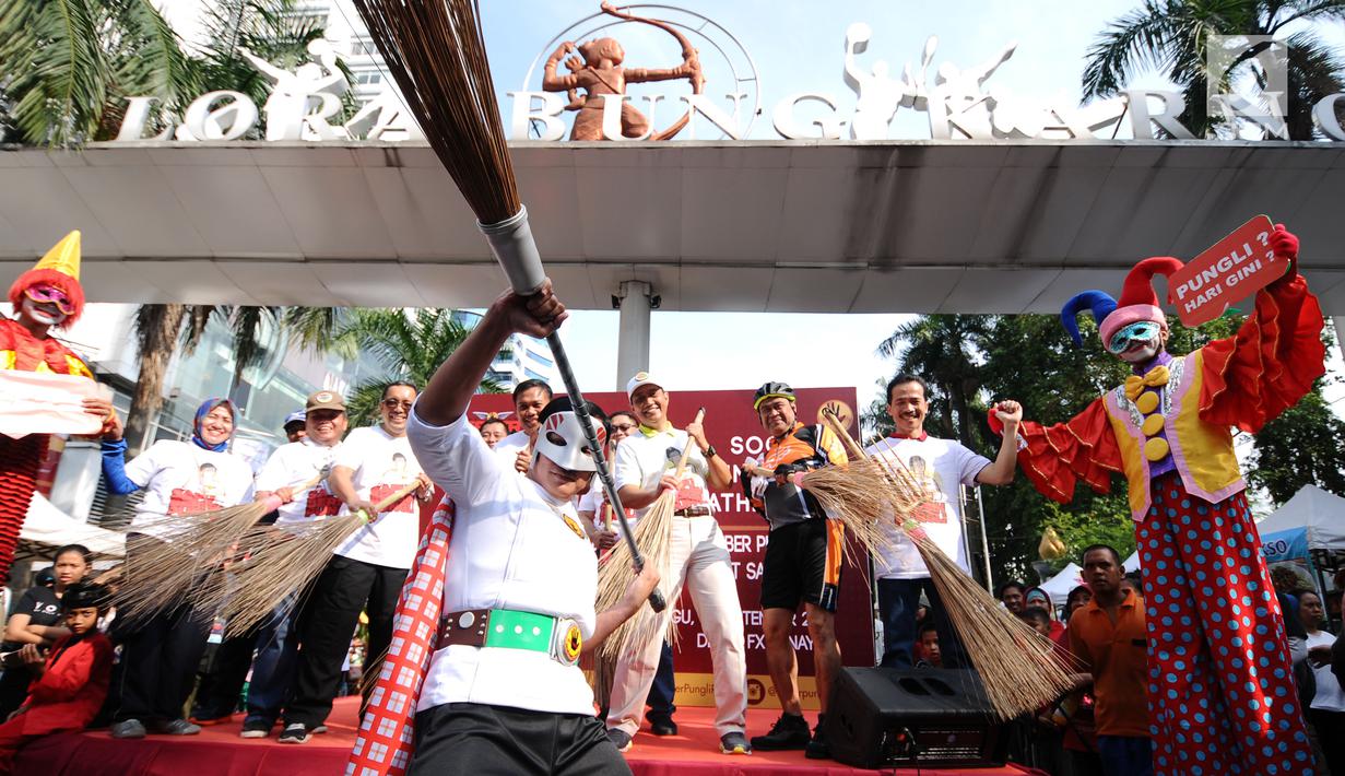 Maskot Satgas Saber Pungli (Saberman tengah) beraksi saat peluncuran dan social community gathering di Jakarta, Minggu (17/9). Kemenko Polhukam meluncurkan maskot dan melakukan sosialisasi satgas saber pungli di area CFD. (Liputan6.com/Helmi Fithriansyah)
