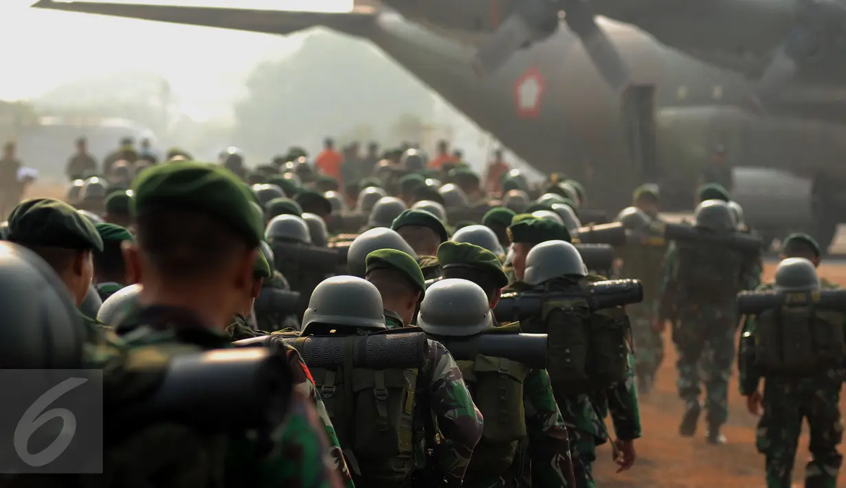 Ratusan anggota TNI yang tergabung dalam Satgas Pemadaman Kebakaran Hutan dan Lahan bersiap berangkat menuju Riau di Lanud Halim Perdanakusuma Jakarta, Selasa (27/10/2015). Satgas ini rotasi dari pasukan terdahulu. (Liputan6.com/Helmi Fithriansyah)