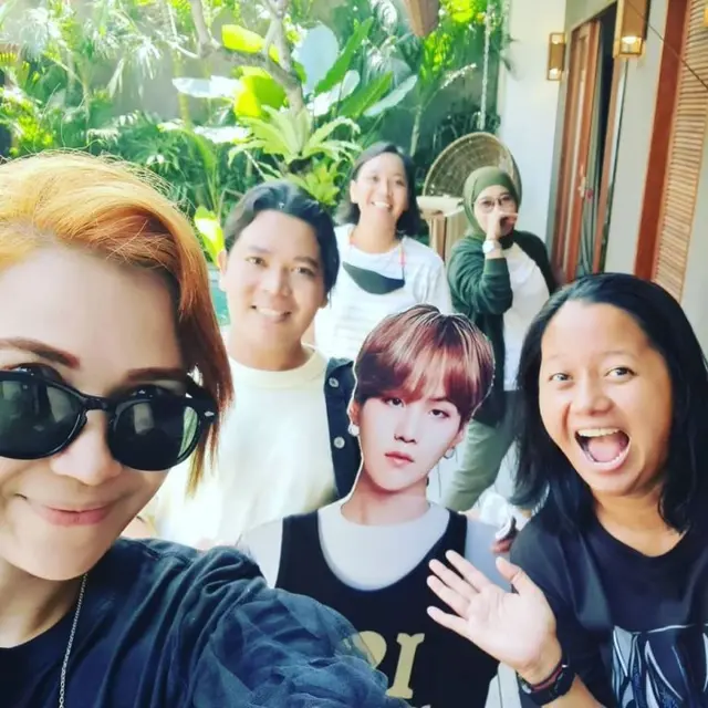 Liburan Unik Dinda Kanya Dewi, Bawa Patung Gambar Suga BTS ke Bali