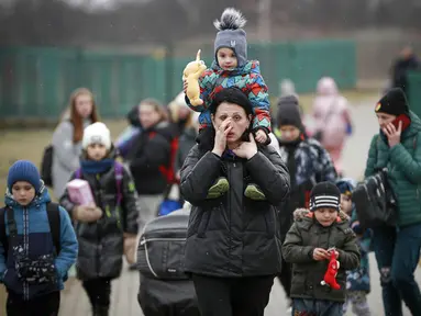 Pengungsi, sebagian besar wanita dan anak-anak, tiba di perbatasan di Medyka, Polandia, Sabtu (5/3/2022). Mereka melarikan diri dari invasi Rusia di Ukraina. (AP Photo/Visar Kryeziu)