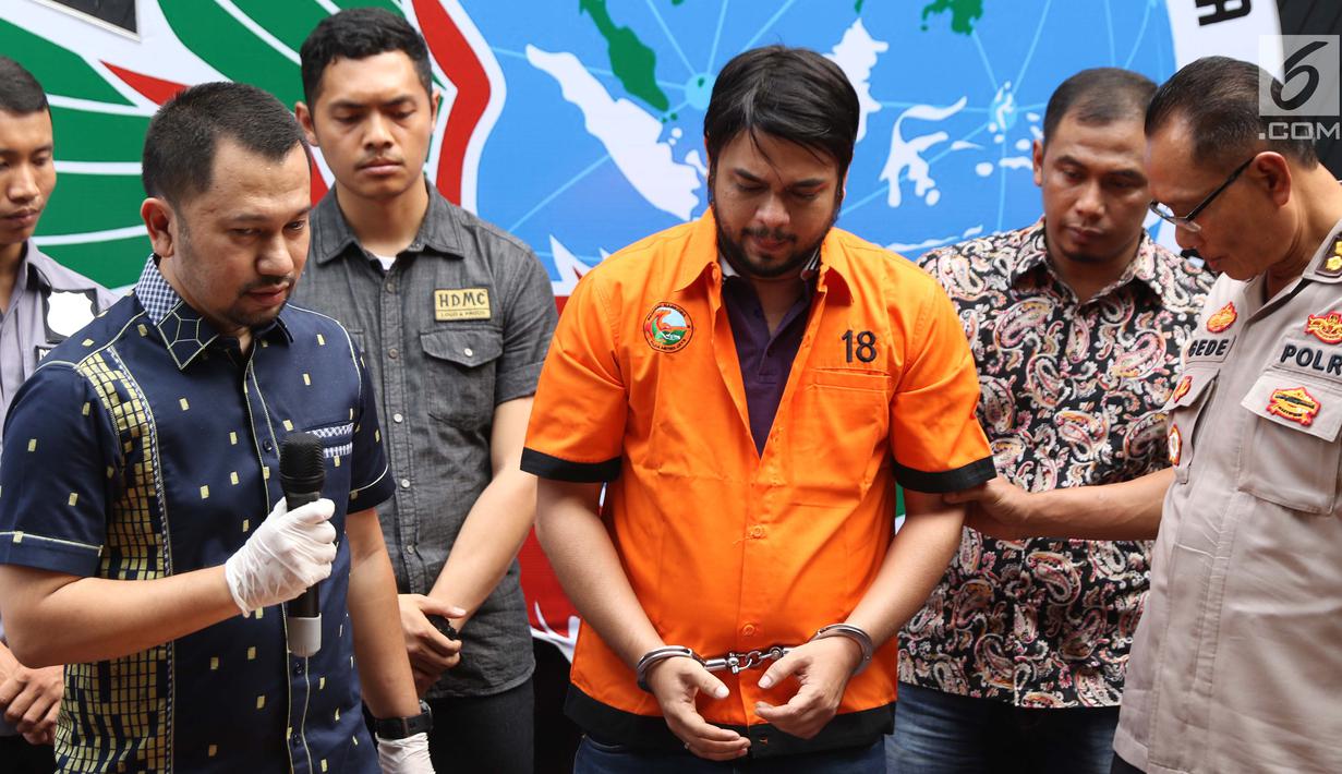 Pesinetron Rio Reifan saat digiring petugas Direktorat Reserse Narkoba Polda Metro Jaya jelang rilis, Jakarta, Jumat (16/8/2019). Rio Reifan kembali ditahan polisi terkait kasus narkoba untuk kali ketiga. (Liputan6.com/Helmi Fithriansyah)