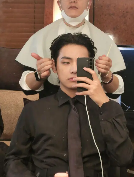 Tampannya Taehyung ketika sedang bersiap untuk tampil di Grammy Awards. Rambutnya ditata dengan wet-messy look yang membuatnya terlihat seksi, belum lagi setelan kemeja hitam dengan dasi, dan jas, serta celana dari Louis Vuitton yang menyempurnakan penampilannya. Foto: Instagram.