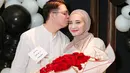Momen kejutan yang diinisiasi oleh Irwansyah ini menjadi salah satu bentuk kasih sayangnya terhadap Zaskia yang telah setia mendampinginya selama 13 tahun pernikahan. Ibu satu anak itu juga mendapat buket bunga mawar besar dan ciuman hangat dari suami tercinta. (Liputan6.com/IG/@zaskiasungkar15)