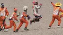 Pembalap Spanyol Tim Repsol Honda Marc Marquez mengekspresikan kebahagiaanya bersama fans di Sirkuit Sachsenring, Jerman, Minggu (12/7/2015). Pembalap kelahiran 1993 ini sudah dua kali juara pada gelaran motoGP. (AFP PHOTO/Robert Michael)
