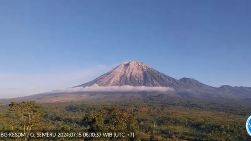 Gunung Semeru di perbatasan Lumajang dan Malang. (Istimewa)