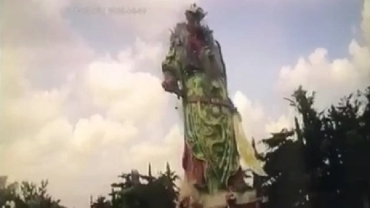 Patung Dewa Perang Roboh