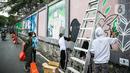 Seniman menyelesaikan pembuatan mural di kawasan Ragunan, Jakarta, Kamis (29/9/2022). Mural-mural tersebut menceritakan Jakarta sebagai Ibu Kota dengan berbagai latar belakang masyarakat yang mencintai alam. (Liputan6.com/Faizal Fanani)