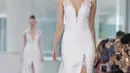 Model berjalan diatas panggung mengenakan gaun pengantin koleksi Ines Di Santo saat Bridal Fashion Week di New York (21/4). Dalam acara ini sejumlah perancang dunia ikut memamerkan koleksi busana musim semi 2018. (AP Photo/Richard Drew)