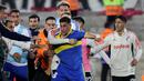 Pemain River Plate berusaha menenangkan pemain Boca Junior, Miguel Merentiel (tengah) setelah insiden keributan yang terjadi dalam pertandingan Argentine Professional Football League Tournament 2023 yang berlangsung di El Monumental stadium, Senin (8/5/2023) pagi WIB. (AFP/Alejandro Pagni)