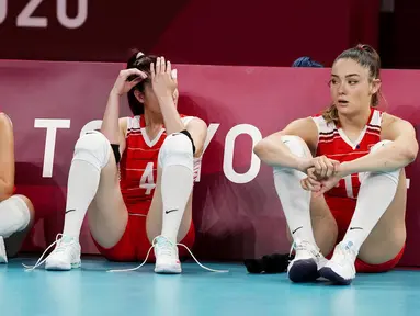Para pevoli putri Turki tak mampu menutupi kekecewaan usai ditaklukkan Korea Selatan pada laga perempat final Olimpiade Tokyo 2020 di Ariake Arena, Rabu (4/8/2021). (Foto: AP/Frank Augstein)