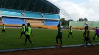 MSM bernomor punggung 22 yang terseret kasus dugaan penganiayaan bersiap berlatih dengan pemain Sriwijaya FC lainnya di stadion sepakbola JSC Palembang (Liputan6.com / ist - Nefri Inge)