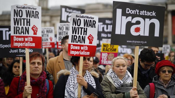 Para demonstran mengikuti aksi protes menentang ancaman perang dengan Iran, di London, Inggris (11/1/2020). Iran kemudian melancarkan serangan rudal ke dua pangkalan koalisi yang dipimpin AS di Irak. (AFP/Tolga Akmen)