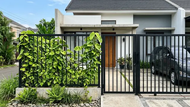 Ide Pagar Depan Rumah dari Kombinasi Besi Hollow dan Tanaman Rambat (AI Generated)