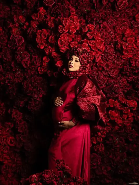 Aurel baru saja menunggah potret maternity shootnya anak ke-2nya dengan tampilan serba merahnya dan latar bunga mawarnya. [@aurelie.hermansyah]