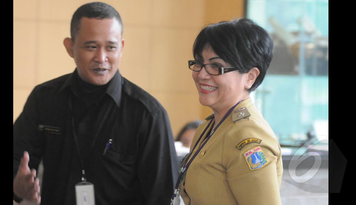 Lurah, Susan Jasmine Zulkifli, saat tiba di Gedung Komisi Pemberantasan Korupsi (KPK), Jakarta, Selasa (27/1/2015).  Kedatangan Lurah Susan untuk mengisi sebuah acara di Radio Kanal KPK. (Liputan6.com/Herman Zakharia)