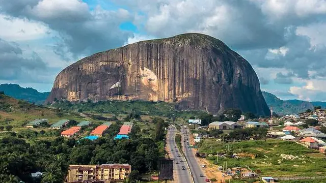Ada di Indonesia, Ini 6 Batu Monolit Terbesar di Dunia yang Punya Pemandangan Indah